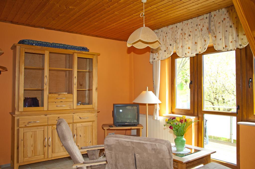 Ferien Unterm Reetdach In Gohren Hotel Гьорен Екстериор снимка