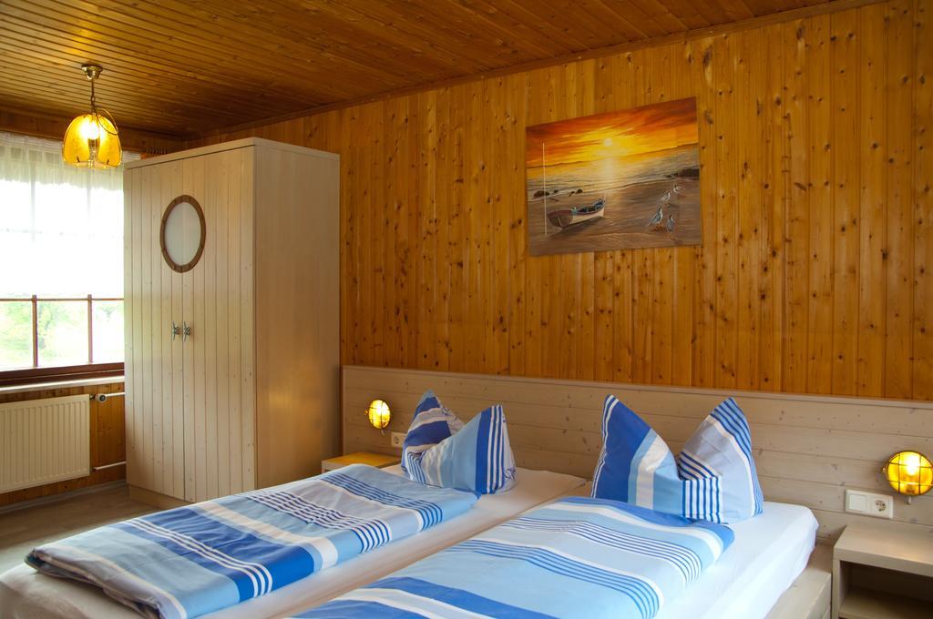Ferien Unterm Reetdach In Gohren Hotel Гьорен Екстериор снимка