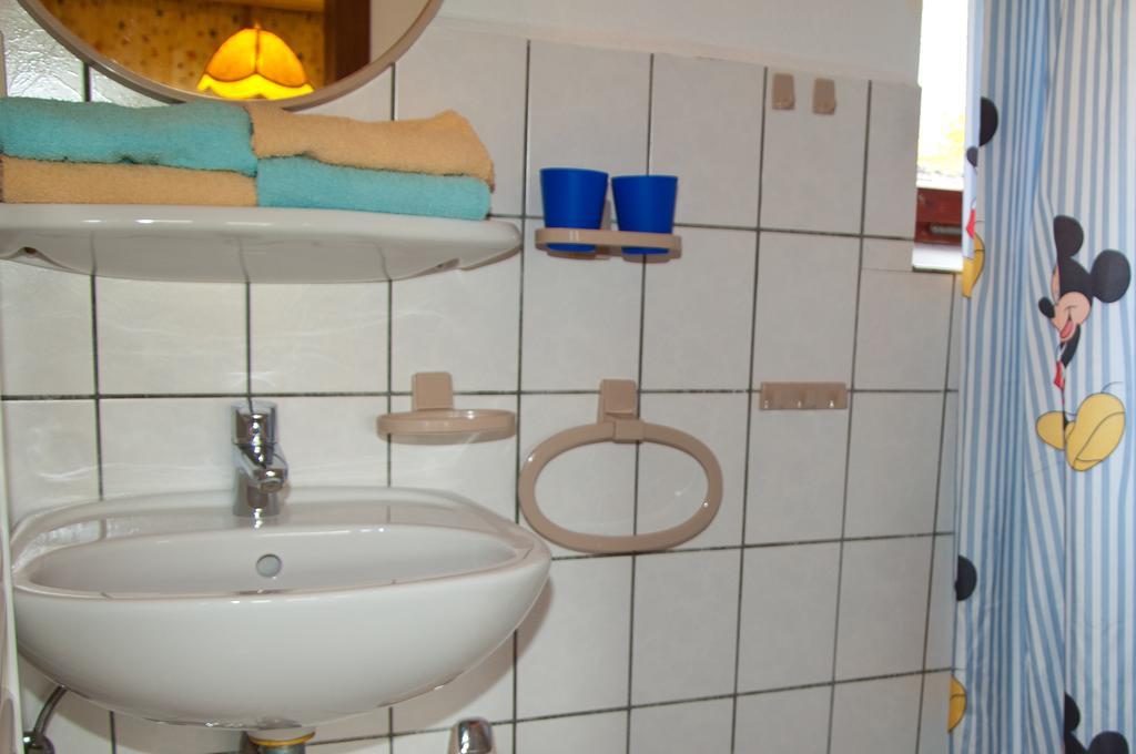 Ferien Unterm Reetdach In Gohren Hotel Гьорен Екстериор снимка